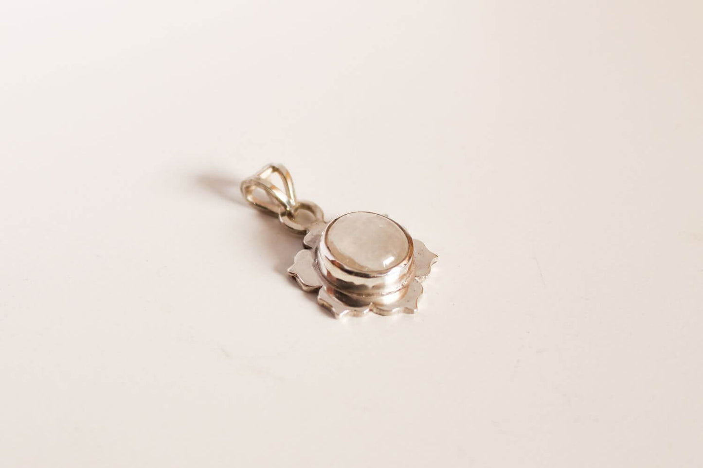 Colgante flor de loto - Plata 950 y Piedra Luna