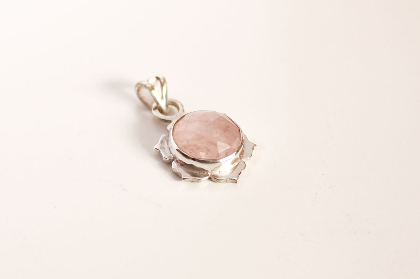 Colgante Flor de Loto con Cuarzo Rosa