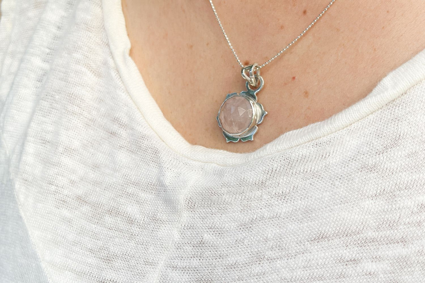 Colgante Flor de Loto con Cuarzo Rosa