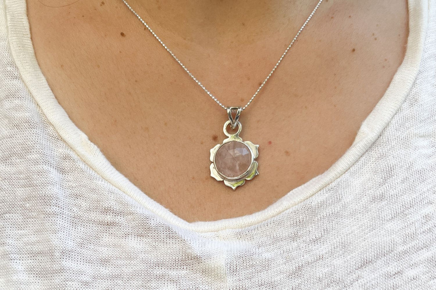 Colgante Flor de Loto con Cuarzo Rosa