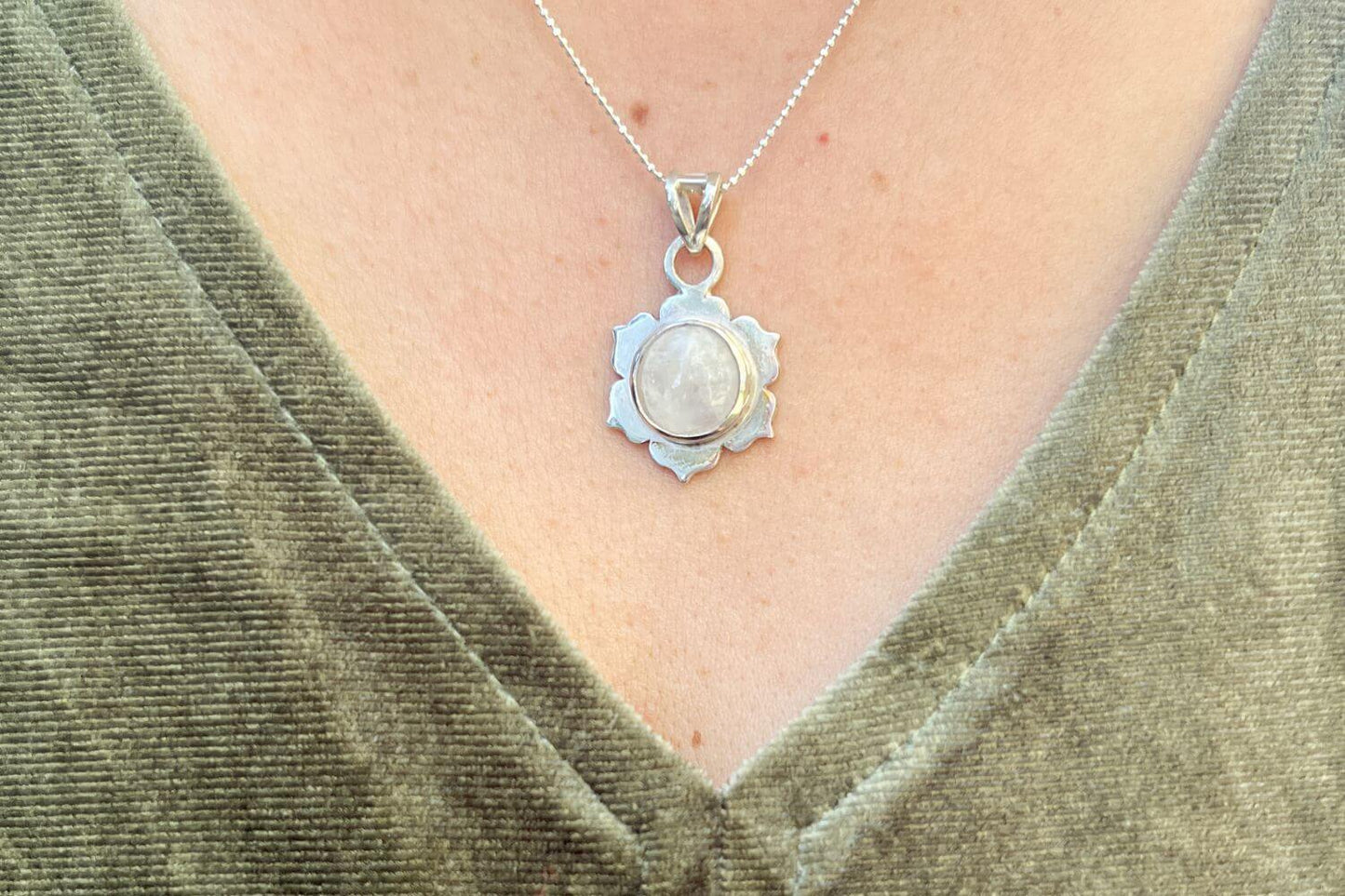 Colgante flor de loto - Plata 950 y Piedra Luna