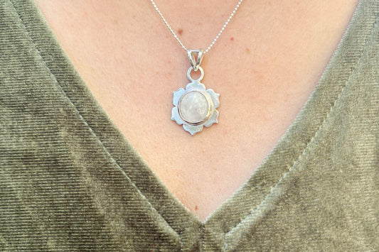 Colgante flor de loto - Plata 950 y Piedra Luna