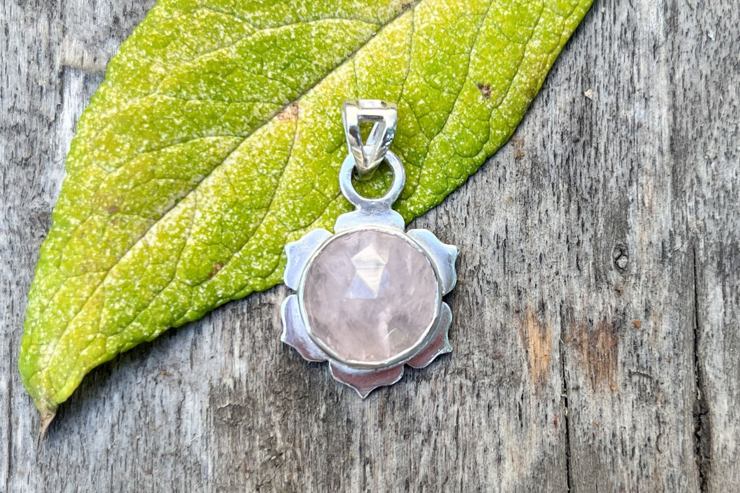 Colgante Flor de Loto con Cuarzo Rosa