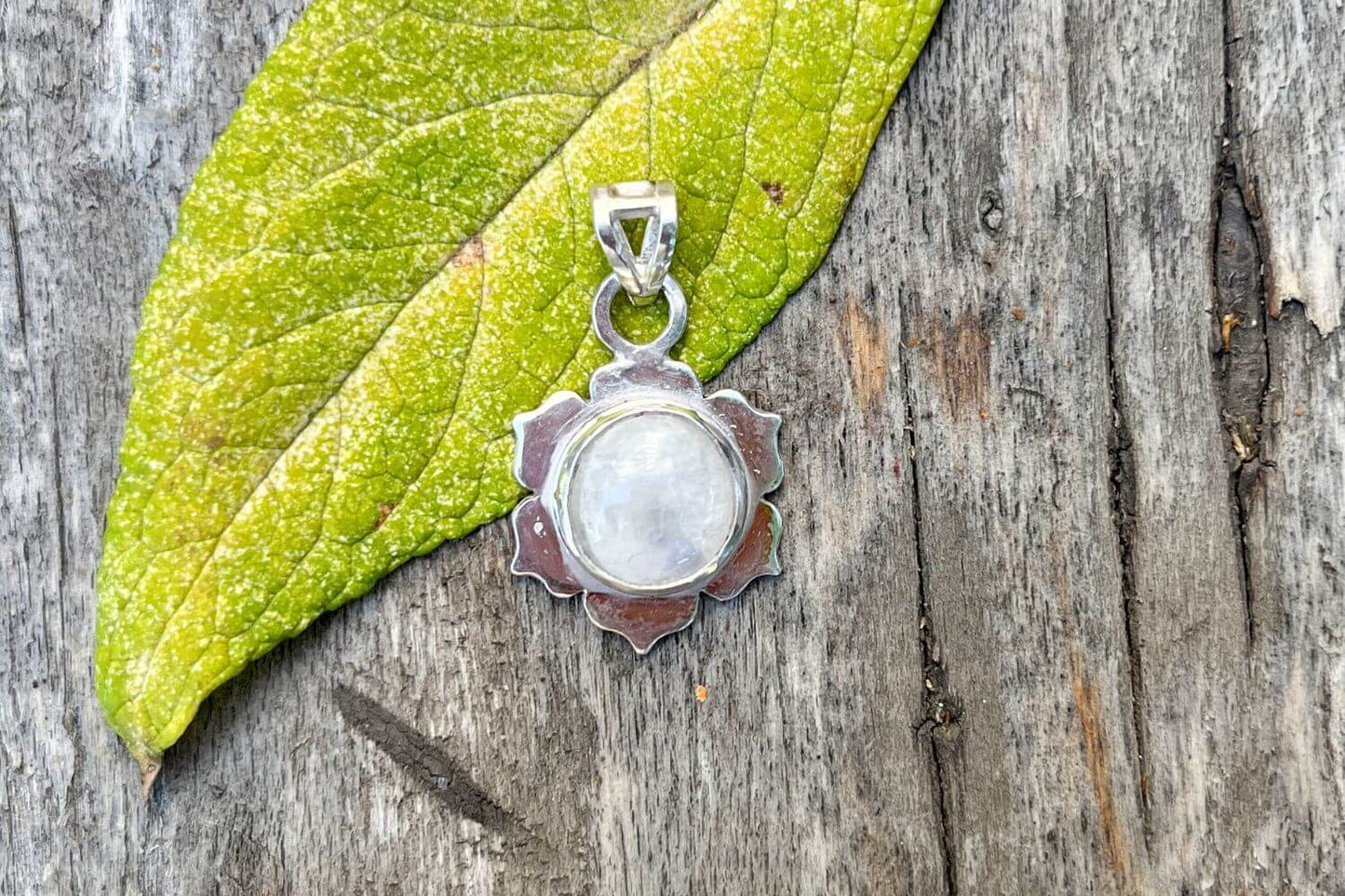 Colgante flor de loto - Plata 950 y Piedra Luna